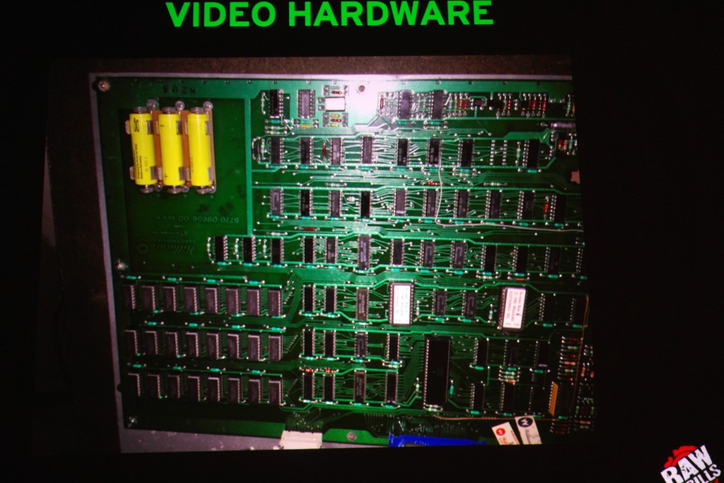 Robotronin emolevy on oikea tietokonepiirien sekamelska. Orkesteria johtaa Motorolan 6809-prosessori (pitkulainen piiri kuvan oikeassa alanurkassa). Keltaiset paristot estävät ROM-muistia tyhjentymästä, kun virtajohto vedetään seinästä.